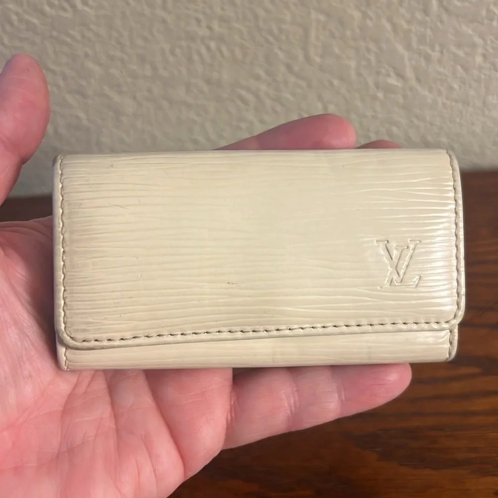 Authentic Louis Vuitton Epi 4 key holder creme CA1097 - Picture 2 of 13